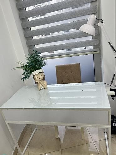 komputerlər stolustu: Ağ rəngli şüşə üstlü masa - Üst səth: qalın, şəffaf şüşə panel – — 3