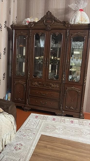 divar skaflari: Klassik üslubda vitrinli bufet - Material: təbii ağacdan hazırlanmış — 2