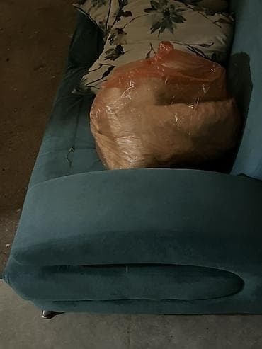 Divanlar: Divan,yastıqları və 2 kreslo ilə birgə satılır – 180 AZN Bir purjunu — 2