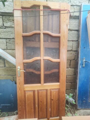 qapilar qiymeti: Şüşəli taxta qapı 4 ədəddir yaxşı vəziyyətdədir qiyməti 1 ədədə aiddir — 1