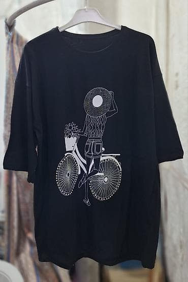 Kişi geyimləri: Qadın üçün qrafik printli T‑şört kolleksiyası - Model: oversize — 2