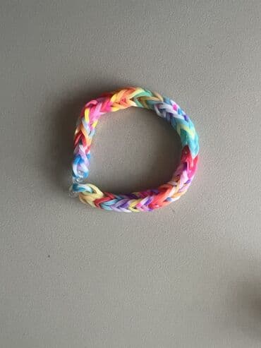 Rəngli rezin saqqızlardan toxunmuş əl işi bilərzik. - Material