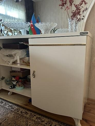 Bufetlər: Merinos markalı qonaq otağı üçün bufet-konsol və böyük güzgü — 3