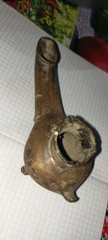 kohne qab: Məhsul: Köhnə mis/pirinç yağ lampası (klassik “lamp” tipli) Təsvir: - — 2