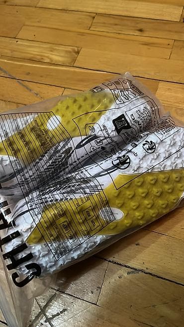 Botinkalar: Buts. Futbol üçün, suni futbol örtüyü üçün ideal. Yeni almışam, ancaq — 4