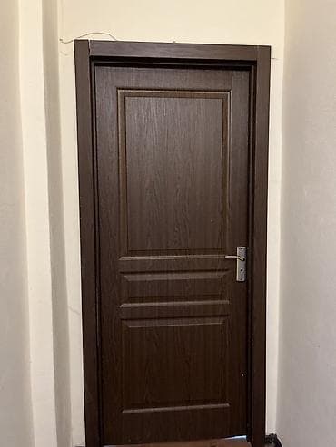 Qapı – daxili otaq qapısı 4 ədəd qapi var - Material: MDF əsaslı