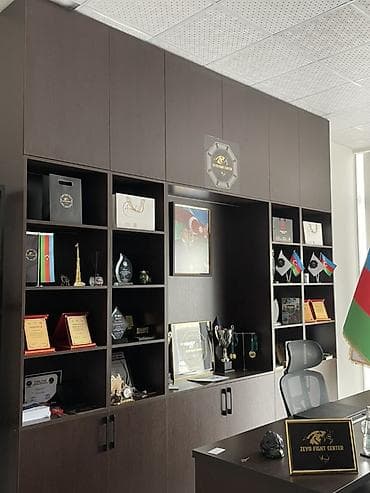 Ofis oturacaqları: Ofis mebel dəsti – tünd qəhvəyi (Venge) rəngdə Tərkib: - Geniş iş — 4