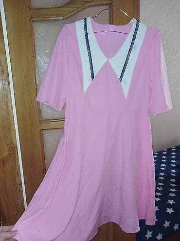 Açıq çəhrayı rəngli qadın paltarı. Model A-kəsimlidir, dizdən aşağı