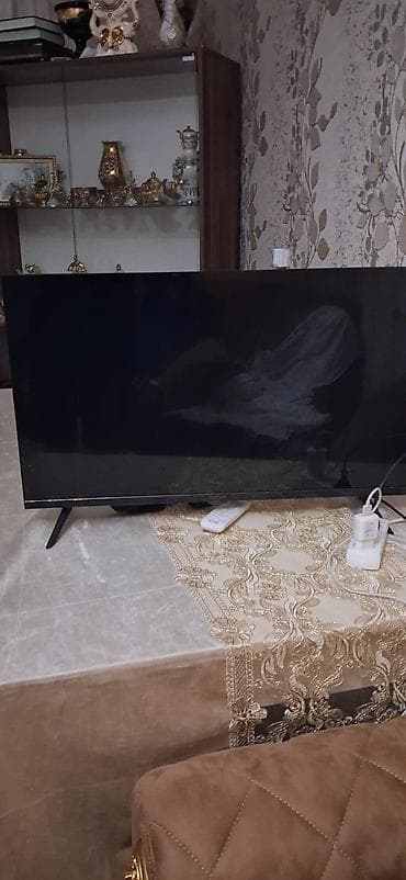 LED televizor, təxminən 32–40 düym ekran ölçüsü. İncə çərçivəli, iki