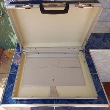 Eynəklər: Diplomat el cantasi.ssr dovrunde qalib.istifade olunmayib o vaxtdan — 2