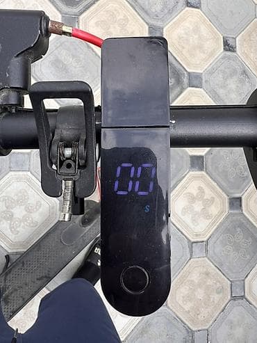 elektrikli sukuttur: Elektrik skuter – şık qara dizayn, LED displeyli - Korpus: yığcam və — 5