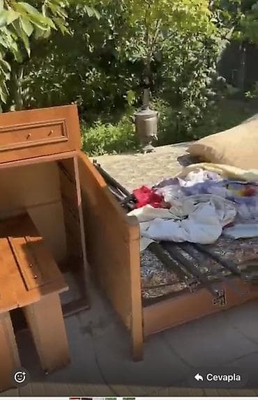 tek kravat: Taxta mebel dəsti - Çarpayılar: İki ədəd taxta çarpayı. Birində oyma — 4