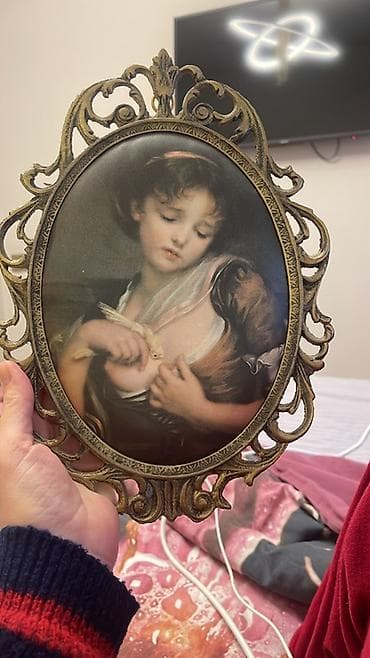 lustur sekilleri: Oval formalı dekorativ çərçivədə klassik üslubda portret — 1