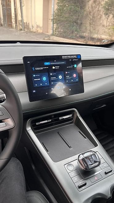 06 maşin: BYD Qin Plus DM-i sedan - Geniş və aerodinamik kuzov, ağ rəng, tam — 5