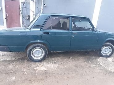 nolyedi maşın: VAZ 2107 sedan - Kuzov: 4 qapılı sedan, tünd yaşıl rəng - Mühərrik — 4