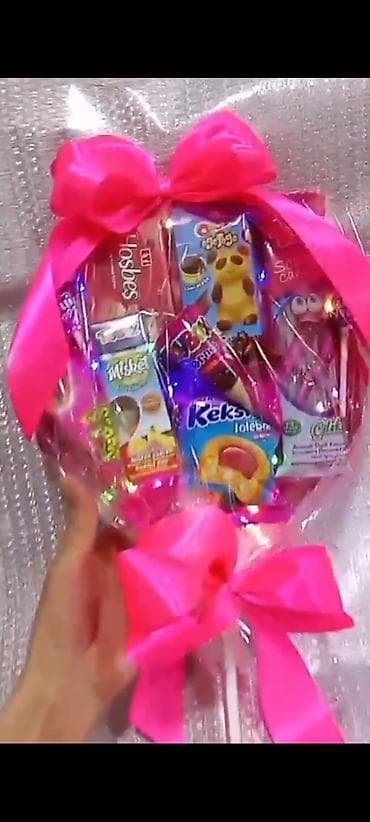 sade tort sekilleri: Şirniyyat hədiyyə buketi - Parlaq sellofanla bükülmüş, iri çəhrayı — 1