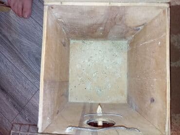 sumqayit qəfəs: Metal qəfəs, quş saxlamaq üçün nəzərdə tutulub. Qəfəsin içərisində yem — 7