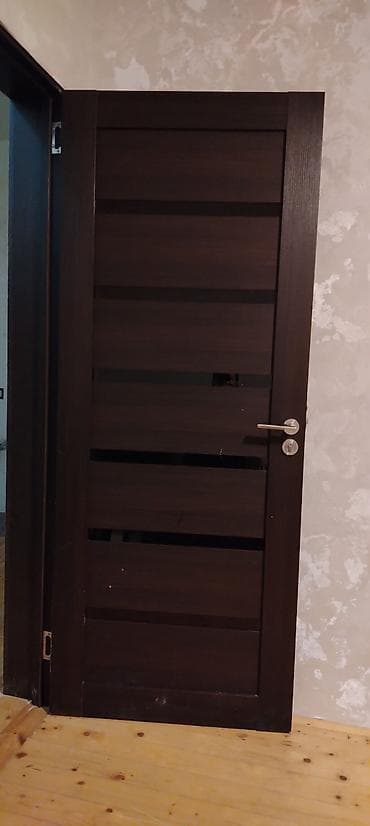 ucuz plastik: İç qapı – tünd qəhvəyi, horizontal lamelli dizayn - Material: taxta — 2