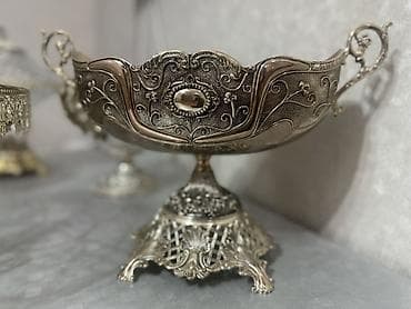 sufre: Zərif ornamental detallarla işlənmiş antik metal meyvəqabi. 20 AZN — 1