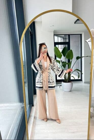 dəri jaket: Qadınlar üçün nəzərdə tutulmuş bu kimono tipli jaket, ağ və qara — 1