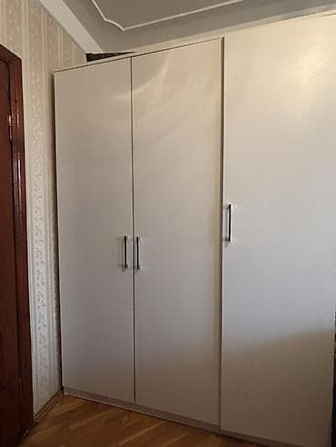 Ağ rəngli üçqapılı qarderob şkaf - Minimalist dizayn, düz fasadlar və — 2