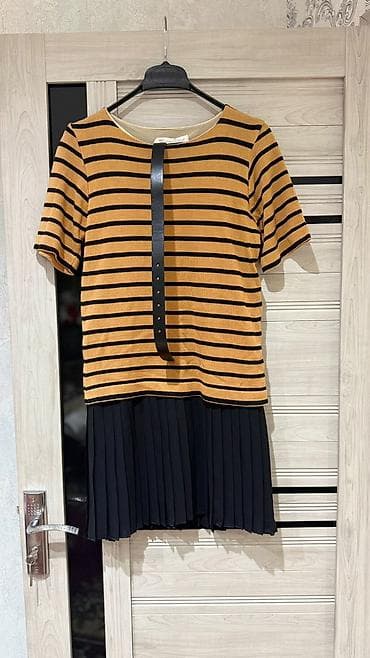 desd paltarlar: Zolaqlı bluz və pliseli ətəkdən ibarət iki hissəli qadın dəsti. - — 1