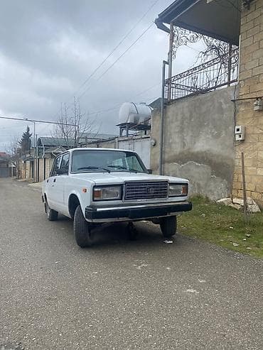 khazar avto: VAZ 2107 sedan – klassik dizaynlı, ağ rəngdə. - Kuzov: 4 qapılı — 6