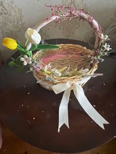 qurban bayramı xonca: Dekorativ çiçəkli səbət - Təbii rəngli hörgü səbət - Ağ atlas lent və — 3