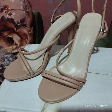 ayaggabı: Qadın ayaqqabıları – 3 fərqli model - Qırmızı tufli: iti burun, nazik — 3