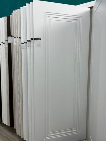 Ağ rəngli, panelli daxili qapı. Qapının səthi düz və hamar, mərkəzi