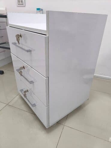 тумба на колесиках: Satilir 3 çekmeceli şkaf. Her 3 çekmecesi işlekdir. Ölçüleri hundurluk — 1