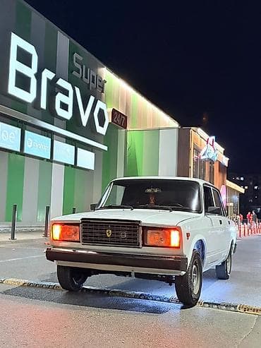 lada dinama: VAZ 2107, ağ rəngli sedan Xüsusiyyətlər və detallı təsvir: - Korpusu — 2