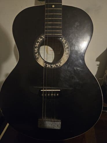 Гитары: Akkustik gitara – klassik korpus, qara rəng. - 6 sim, 12 pərdən ibarət — 2