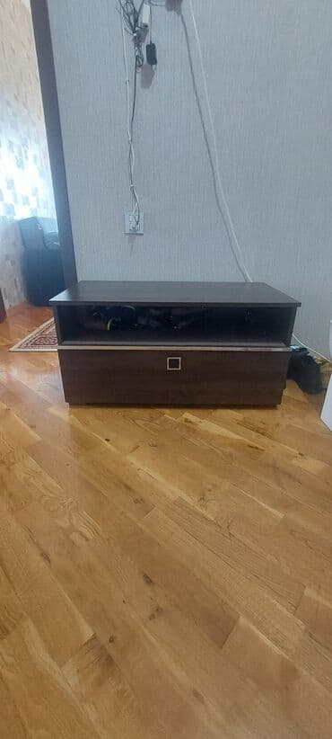 Kreslolar: Düz TV altlığı, Polkalı, Laminat — 2