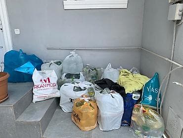 Şüşə bankalar və qapaqlar – qarışıq ölçülər və saylar. -