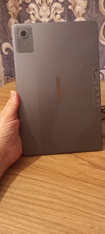 guvenlik kamera: Lenovo planşet - Marka/model: Lenovo (arxa qapaqda loqo və kamera — 2