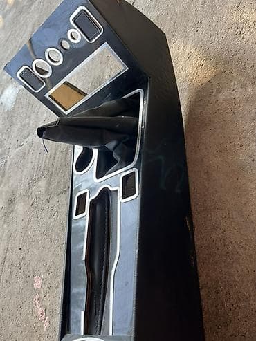06 üçün mərkəzi konsol paneli - Rəng: qara, parlaq üst panel və xrom at lalafo.az 06 üçün mərkəzi konsol paneli - Rəng: qara, parlaq üst panel və xrom