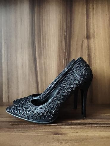 ayaqqabı qadin: 37 razmer qeyd olunub 36 razmerede gedir.Qara zərli qadın tuflisi – — 2