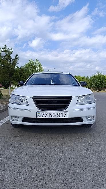 ucuz kask: Hyundai Sonata sedan – ağ rəng, 77-NG-917 nömrə nişanı. Geniş və rahat — 7