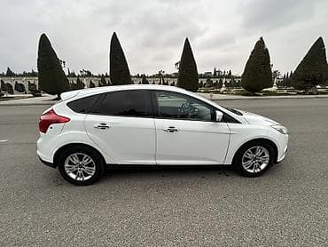 passat cc necə maşındır: Ford Focus – ağ rəng, sedan/hatçbek kuzov (arxa lövhədən Focus yazısı — 7