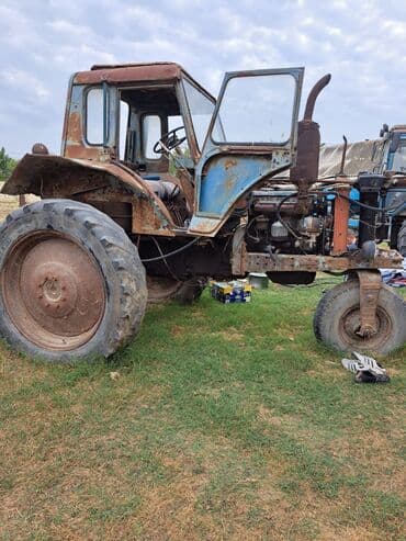 купить измельчитель сена бу: Traktor MTZ tipli, kabinalı, arxa təkərlər iri protektorlu, ön təkər — 1