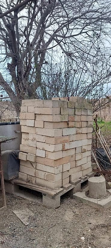 Satılır: Kərpiclər - Sayı: 164 ədəd - Qiymət: 1.80 qəpik/ədəd -