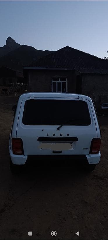 vaz 21006: Lada Niva Urban – ağ rəngli, 3 qapılı ofroud/SUV. Maşin bes kraskadı — 2
