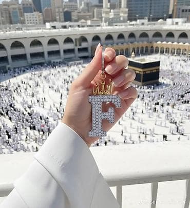 omega qol saatı: F hərfi formalı bəzəkli açarlıq/asma aksesuar - Material: metal — 1