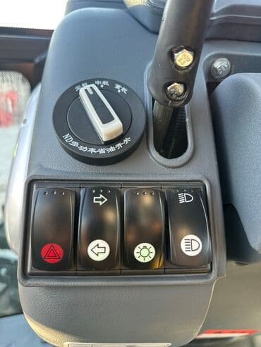 dete 75 трактор: Yeni RD1004 modeli traktor. Mavi və ağ rənglərdə, kabinli və müasir — 8