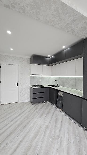 Müasir “L” formalı mətbəx mebeli – qrafit boz və ağ rəng kombinasiyası