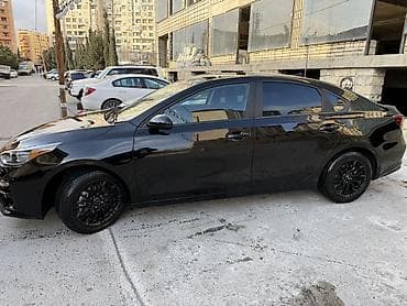 kia forte turbo: Kia Forte sedan – zərif qara rəngdə, 4 qapılı şəhər avtomobili — 2
