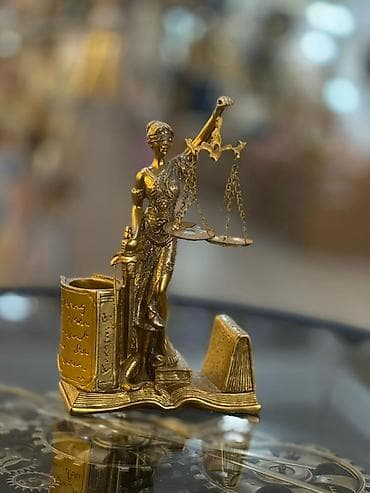 Temida (Ədalət ilahəsi) fiqurlu masaüstü aksesuar - Material: metal