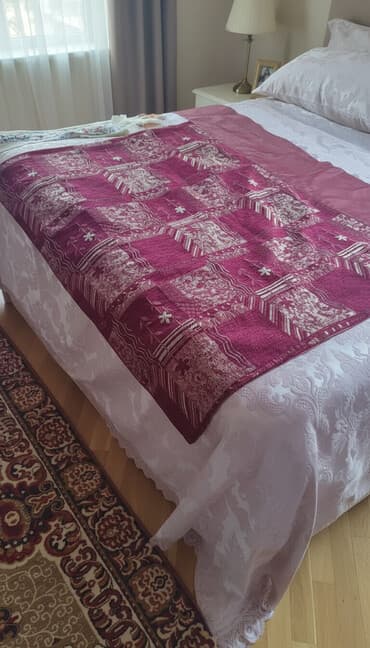 türk tekstil: Yataq üçün Yeni rəng - Qırmızı Yataq örtüyü, Ünvandan götürmə — 1