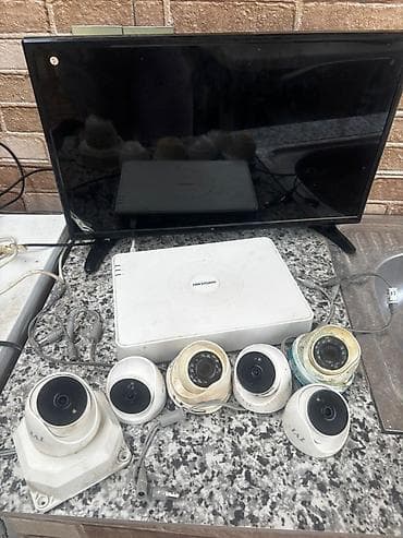 kamera monitörü: HP N246V modeli monitor və Hikvision brendinin nəzarət kamera sistemi — 1